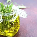 Prepara aceite de romero y disfruta de sus beneficios para el cabello