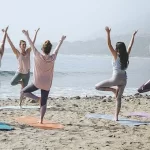 Yoga en la playa: 9 ejercicios para relajar cuerpo y mente